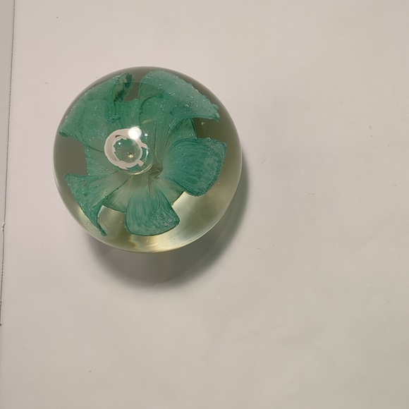 Hand Blown art glass paperweight. Turquoise/lt teal flower. Central bubble. - Picture 2 of 4